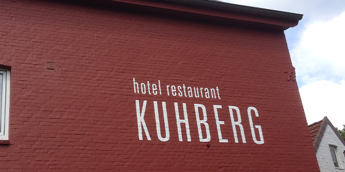 Weißer Schriftzug 'hotel restaurant KUHBERG' an roter Backsteinhauswand -  - Schablonenfolie Hamburg